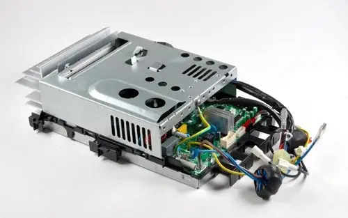 E-Box von Remko, teilweise geöffnet, zeigt interne Elemente wie Steuerplatine, Kühlkörper und elektrische Verbindungen in einer metallischen Gehäusekonstruktion.