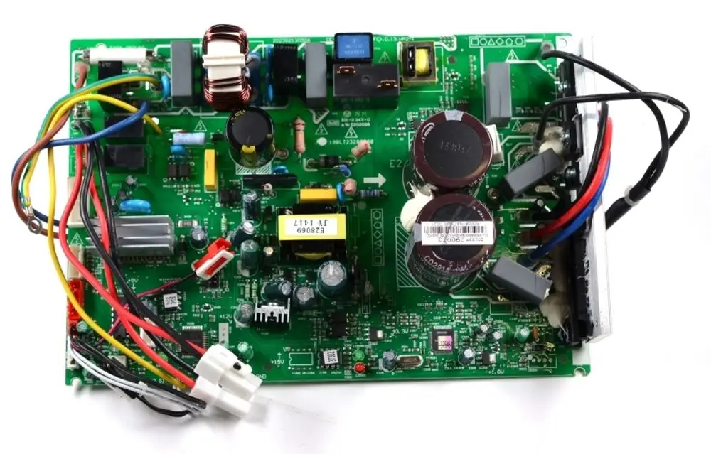 Steuerplatine von Remko, grüne Leiterplatte mit elektronischen Komponenten, Kabelverbindungen und Kühlkörpern. Geeignet für spezifische Anwendungen in Heizungs- oder Klimaanlagen.