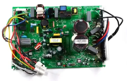 Steuerplatine von Remko, grüne Leiterplatte mit elektronischen Komponenten, Kabelverbindungen und Kühlkörpern. Geeignet für spezifische Anwendungen in Heizungs- oder Klimaanlagen.
