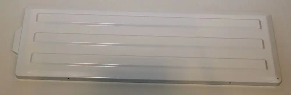 Weiße Metallplatte mit mehreren Längsrillen, die für einen spezifischen Einsatz in einem Heizsystem von Remko konzipiert ist.