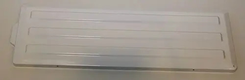 Weiße Metallplatte mit mehreren Längsrillen, die für einen spezifischen Einsatz in einem Heizsystem von Remko konzipiert ist.