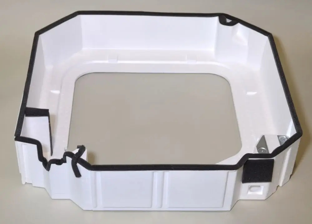 Geräteteil in quadratischer Form, weiß mit schwarzem Schaumstoffrand. Geeignet für den Einsatz in Verbindung mit Remko-Produkten. Sichtbare Montagepunkte und Aussparungen.