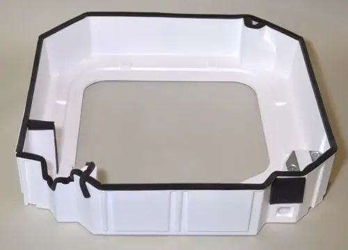 Geräteteil in quadratischer Form, weiß mit schwarzem Schaumstoffrand. Geeignet für den Einsatz in Verbindung mit Remko-Produkten. Sichtbare Montagepunkte und Aussparungen.