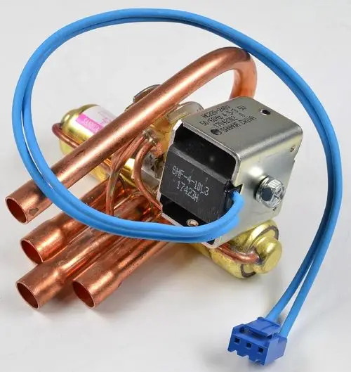4-Wege-Umkehrventil der Marke Remko mit Kupferrohren und elektrischer Anschlussleitung. Gerät für Anwendungen im Heizungs- oder Kühlsystem.