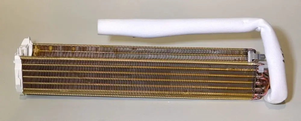 Verdampfer mit Kupferrohren und Kunststoffgehäuse, produziert von Remko. Sieht aus wie ein Kühlsystem mit Aluminiumfinnen zur Wärmeübertragung.