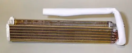 Verdampfer mit Kupferrohren und Kunststoffgehäuse, produziert von Remko. Sieht aus wie ein Kühlsystem mit Aluminiumfinnen zur Wärmeübertragung.