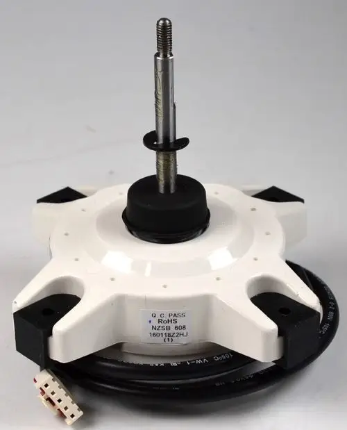 Ventilatormotor mit einem zentralen ausstehenden Stift und einem Kabel mit Steckverbindung, hergestellt von Remko, für Anwendungen in Kühl- oder Klimaanlagen.