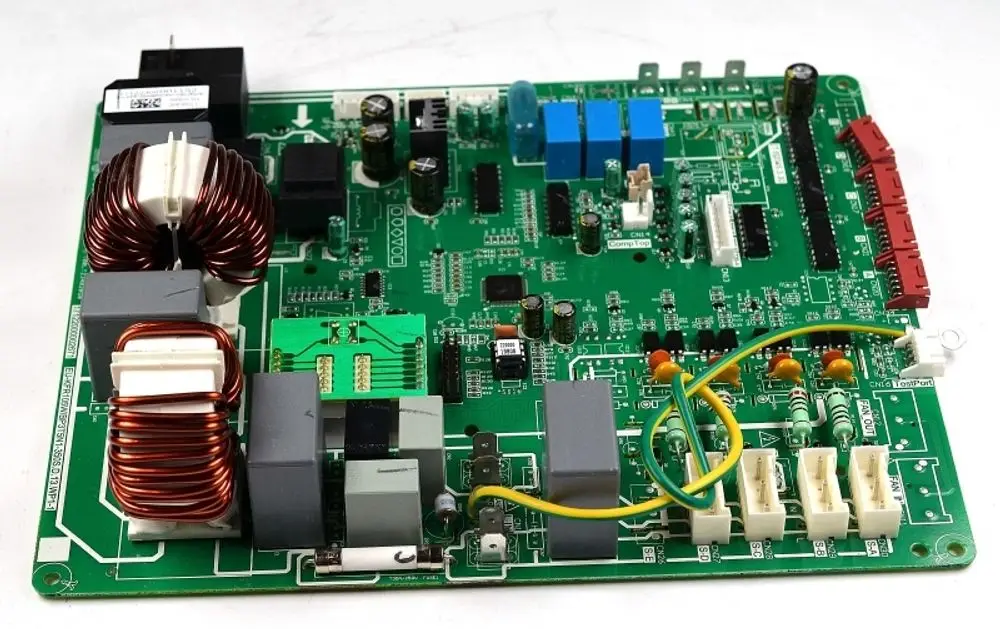 Grüne Steuerplatine mit verschiedenen elektronischen Bauteilen, darunter Relais, Spulen und Kondensatoren, hergestellt von Remko.