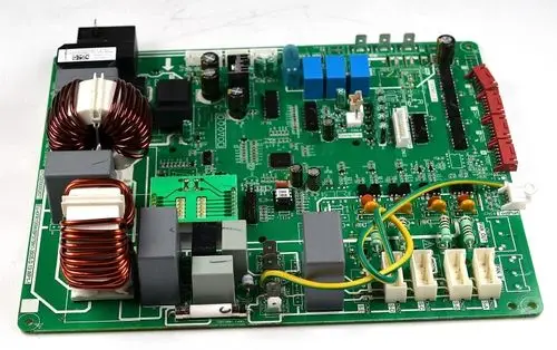 Grüne Steuerplatine mit verschiedenen elektronischen Bauteilen, darunter Relais, Spulen und Kondensatoren, hergestellt von Remko.