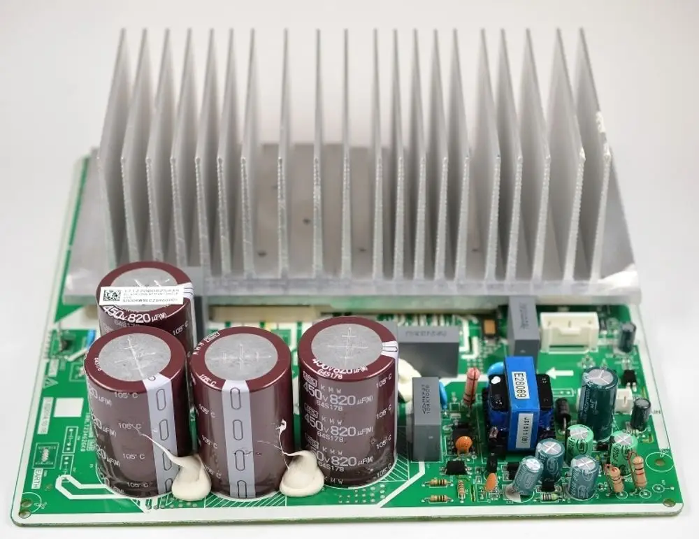 Platine mit Kühlkörper und mehreren elektrischen Komponenten, einschließlich Kondensatoren und Widerständen, für ein Remko-Gerät.
