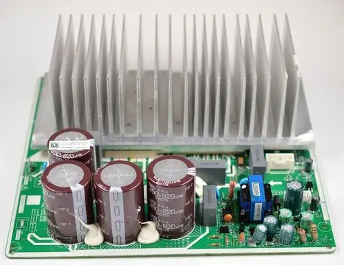 Platine mit Kühlkörper und mehreren elektrischen Komponenten, einschließlich Kondensatoren und Widerständen, für ein Remko-Gerät.