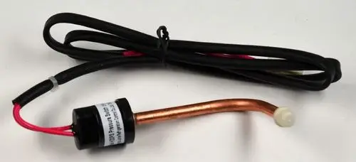Niederdrucksensor von Remko mit einem schwarzen Kabel und einem kupferfarbenen Rohr. Das Kabel hat zwei Drähte, die aus einer Schutzhülle herausragen.