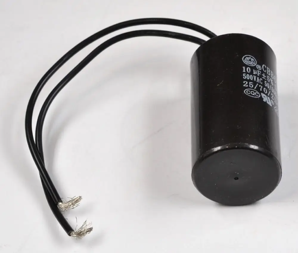 Schwarzer Elektrokondensator mit zwei abisolierten Kabeln. Die Marke Remko ist bedruckt. Das Bauteil scheint für elektrische Anwendungen konzipiert zu sein.