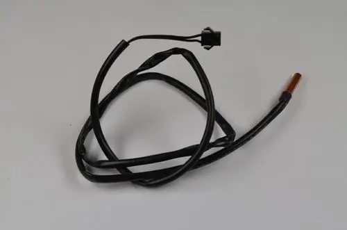 Temperatursensor mit Kabel und steckbarem Anschluss, möglicherweise von Remko, dient zur Messung der Temperatur im Verflüssiger.