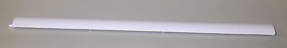 Horizontale Luftleitlamelle in weißer Ausführung von Remko, lang und schmal, auf einer neutralen Oberfläche platziert.