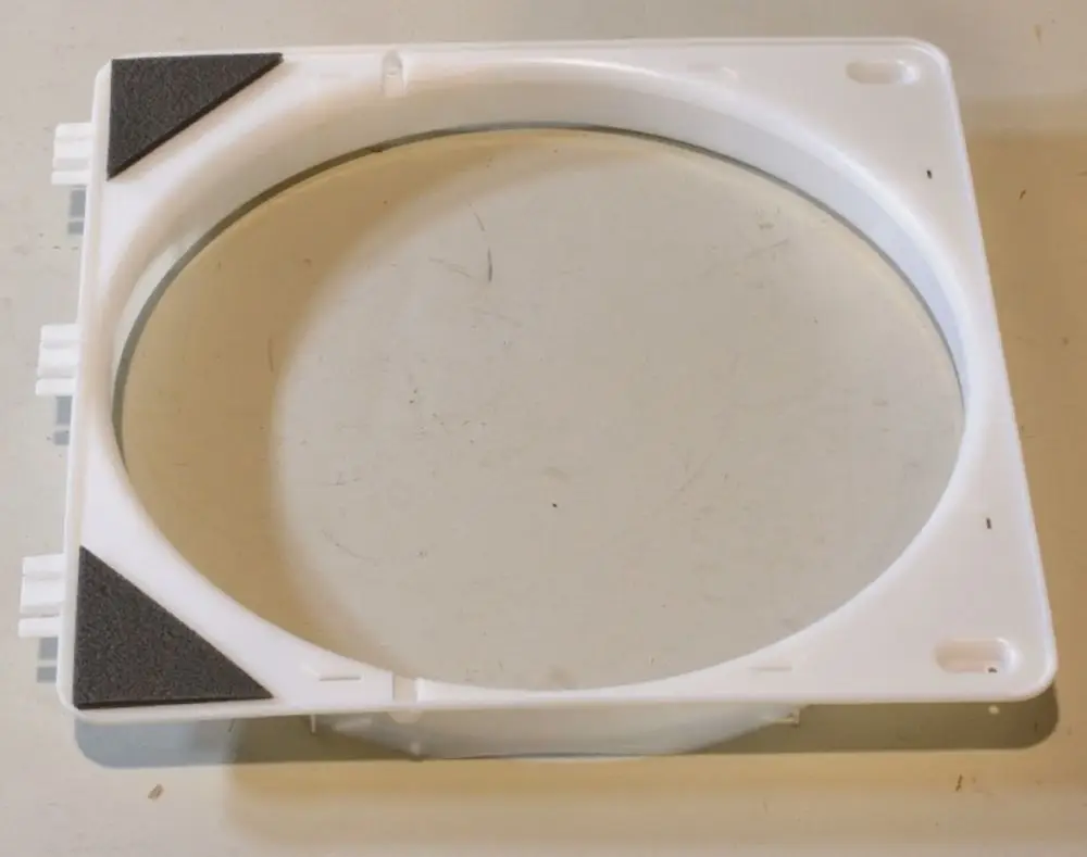 Weißer Rahmen für einen Ventilatorflügel mit abgerundeten Kanten und grauen Gummizügen, möglicherweise von der Marke Remko.