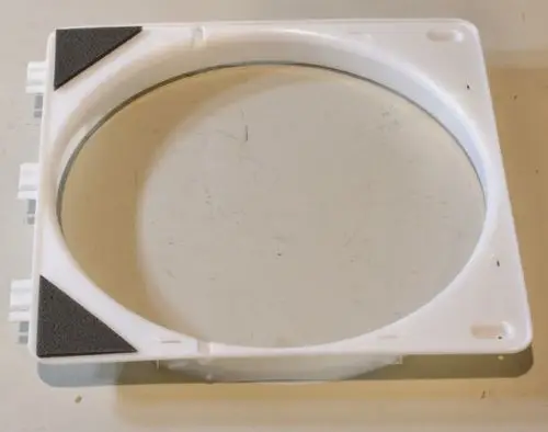 Weißer Rahmen für einen Ventilatorflügel mit abgerundeten Kanten und grauen Gummizügen, möglicherweise von der Marke Remko.