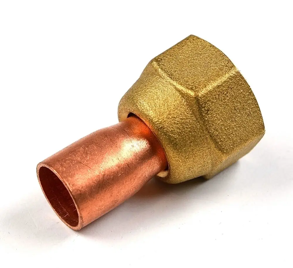 Kupferadapter mit goldfarbener Oberfläche, geeignet für Rohrverbindungen, hergestellt von Remko.