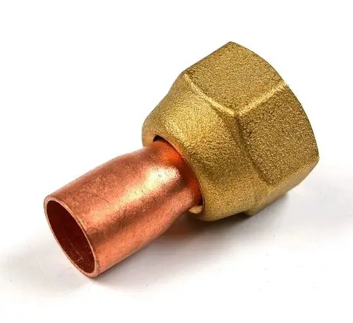 Kupferadapter mit goldfarbener Oberfläche, geeignet für Rohrverbindungen, hergestellt von Remko.