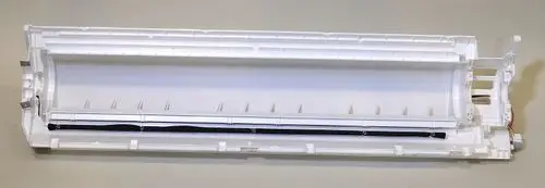 Remko Gehäuse, weiße Kunststoffstruktur, länglich und offen, mit inneren Halterungen und einem schwarzen Element, für technische Anwendungen.