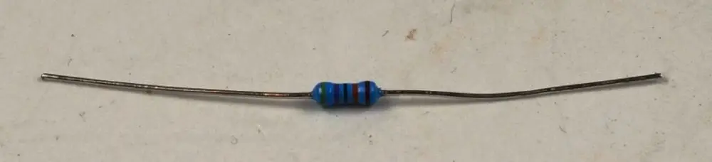 Metallschichtwiderstand mit blauer Kennzeichnung, montiert mit zwei Drähten. Produkt von Remko, abgebildet auf neutralem Hintergrund.