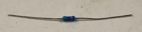 Metallschichtwiderstand mit blauer Kennzeichnung, montiert mit zwei Drähten. Produkt von Remko, abgebildet auf neutralem Hintergrund.
