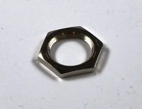 Sechskantmutter aus Metall auf hellem Hintergrund. Die Mutter zeigt eine glatte Oberfläche und eine innere Gewindestruktur. Markenname: Remko.