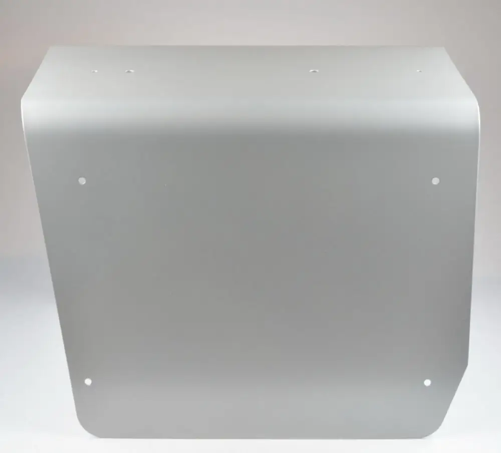 Grau beschichtetes Metallblech mit vier Bohrlöchern. Produkt von Remko, geeignet für verschiedene Anwendungen als Außenverkleidung.