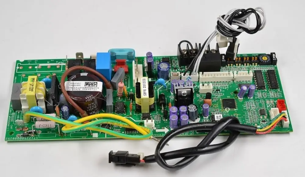 Steuerplatine von Remko mit verschiedenen elektronischen Bauteilen, Kondensatoren und Leitungen, auf einer grünen Platine montiert.