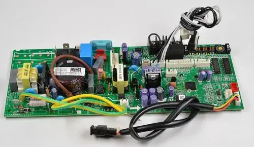 Steuerplatine von Remko mit verschiedenen elektronischen Bauteilen, Kondensatoren und Leitungen, auf einer grünen Platine montiert.