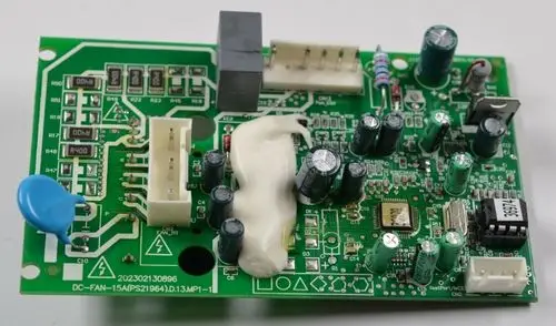 Grüne Leiterplatte mit verschiedenen Bauteilen, darunter Kondensatoren, Widerstände und ein Mikrochips, typisch für die Invertertechnologie von Remko.