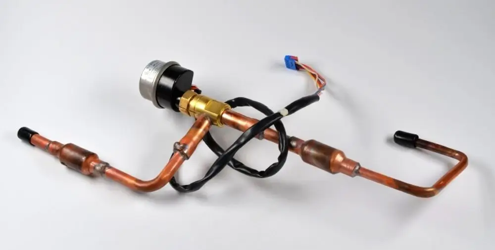 Elektronisches Ventil mit Kupferrohren und Elektromagnet, geeignet zur Regelung von Kältemittelströmen, hergestellt von Remko.