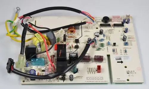 Steuerplatine mit verschiedenen elektronischen Komponenten und Kabelanschlüssen, hergestellt von Remko, zur Steuerung von Heiz- oder Kühlsystemen.