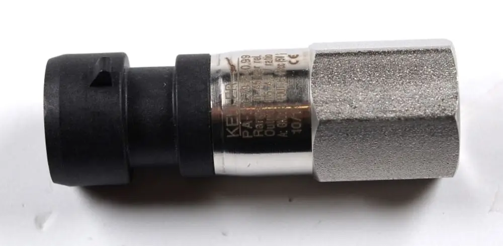 Remko Druckaufnehmer für Kältekreis, mit metallischem Gehäuse und schwarzem Kunststoffteil, zur Messung von Druck in Kältesystemen.