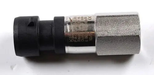 Remko Druckaufnehmer für Kältekreis, mit metallischem Gehäuse und schwarzem Kunststoffteil, zur Messung von Druck in Kältesystemen.