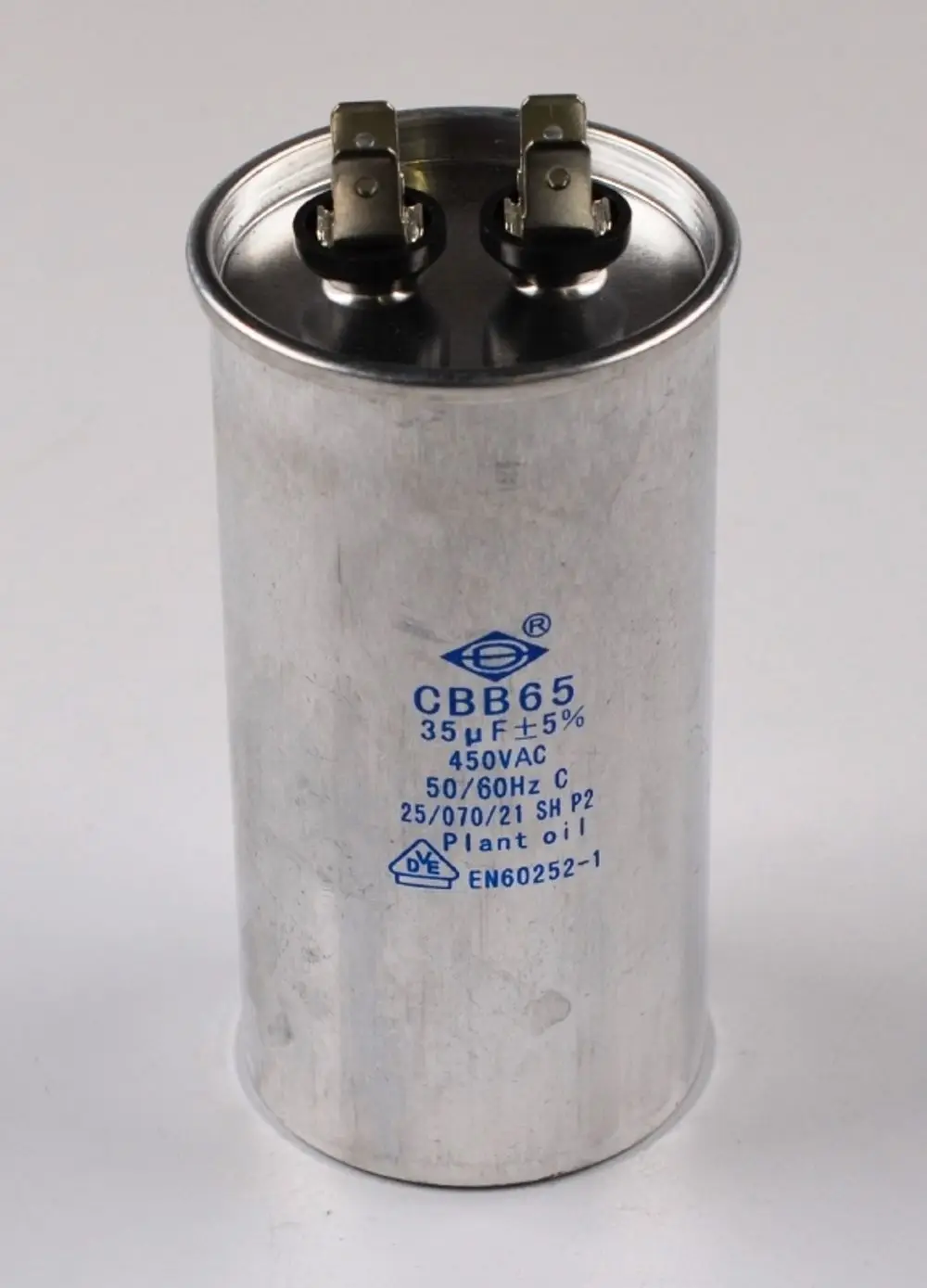 Betriebskondensator in silberner Metallhülle, mit zwei Anschlussklemmen oben, gekennzeichnet mit blauer Schrift, hergestellt von Remko.