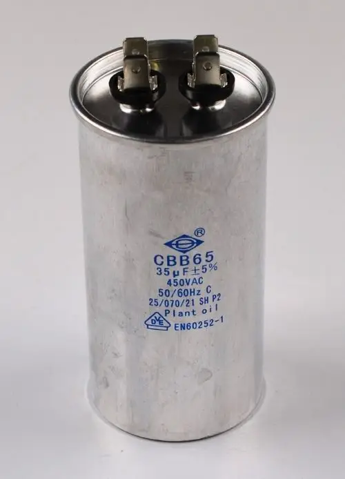 Betriebskondensator in silberner Metallhülle, mit zwei Anschlussklemmen oben, gekennzeichnet mit blauer Schrift, hergestellt von Remko.