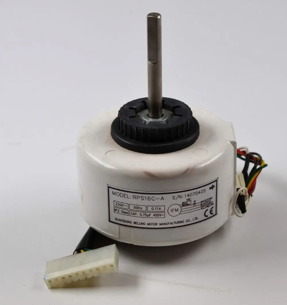 Ventilatormotor von Remko mit einem flachen Gehäuse, einer vertikalen Welle und mehreren Kabeln für elektrische Anschlüsse. Modell RPS16C-A.
