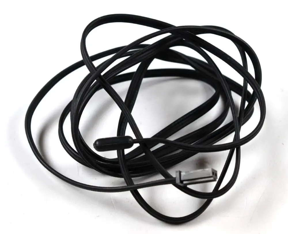 Schwarzes Kabel, verheddert, mit einem kleinen Stecker. Teil eines Sensors von Remko, verwendet für technische Anwendungen.