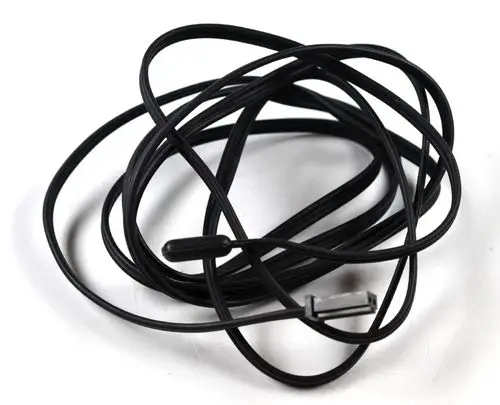 Schwarzes Kabel, verheddert, mit einem kleinen Stecker. Teil eines Sensors von Remko, verwendet für technische Anwendungen.