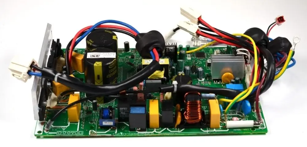 Steuerplatine mit mehreren elektrischen Komponenten und Kabeln, sichtbar sind Kondensatoren und Transistoren. Produkt gehört zur Marke Remko.