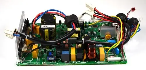 Steuerplatine mit mehreren elektrischen Komponenten und Kabeln, sichtbar sind Kondensatoren und Transistoren. Produkt gehört zur Marke Remko.