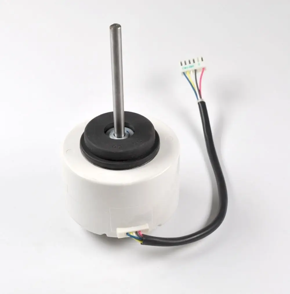 Ventilatormotor mit einem Metallachse, umgeben von einem schwarzen Gummi, verbunden mit mehreren elektrischen Drähten, hergestellt von Remko.