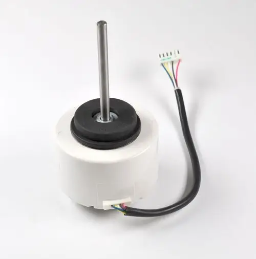 Ventilatormotor mit einem Metallachse, umgeben von einem schwarzen Gummi, verbunden mit mehreren elektrischen Drähten, hergestellt von Remko.