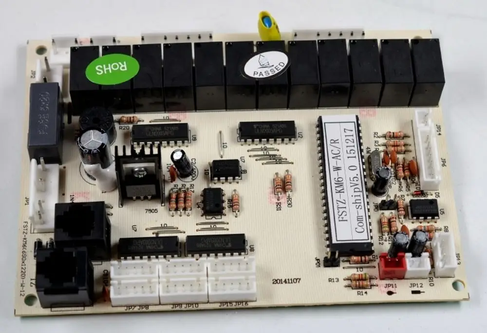 Steuerplatine von Remko mit mehreren Relais und verschiedenen elektronischen Bauteilen, geeignet für Temperatur- und Prozesssteuerung.