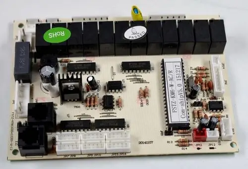 Steuerplatine von Remko mit mehreren Relais und verschiedenen elektronischen Bauteilen, geeignet für Temperatur- und Prozesssteuerung.