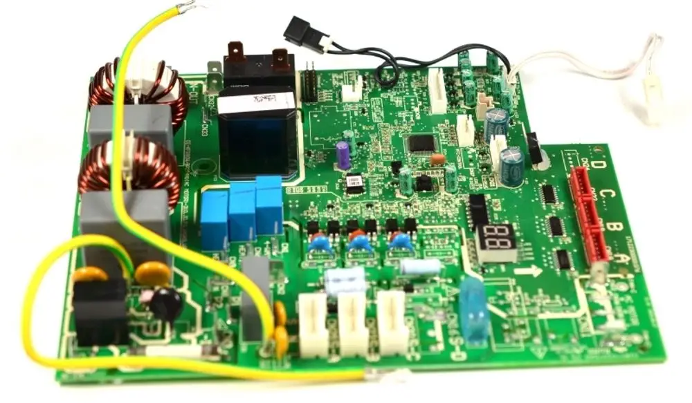 Steuerplatine von Remko mit verschiedenen elektronischen Komponenten wie Transformatoren, Relais und Kondensatoren auf einer grünen Leiterplatte.