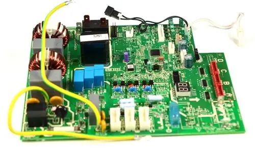 Steuerplatine von Remko mit verschiedenen elektronischen Komponenten wie Transformatoren, Relais und Kondensatoren auf einer grünen Leiterplatte.