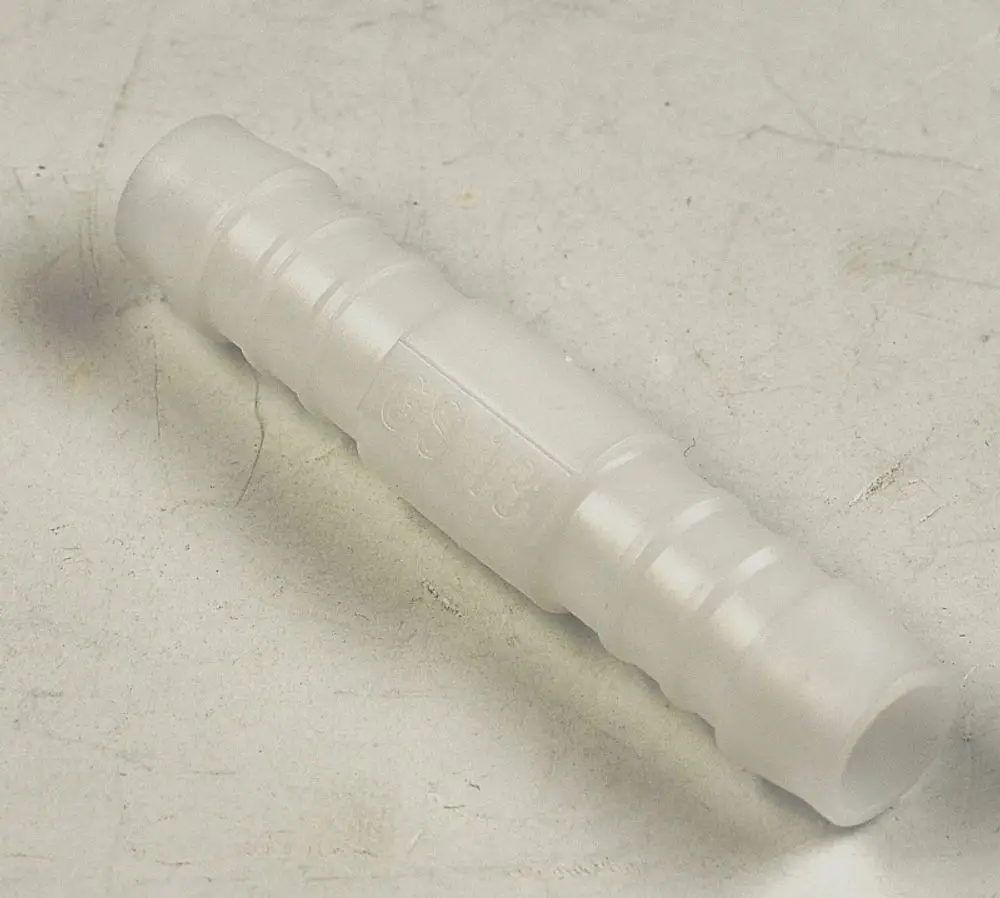 Schlauchverbinder aus transparentem Material, geeignet für Verbindung von Schläuchen. Produkt der Marke Remko, mittlere Länge und runde Form erkennbar.
