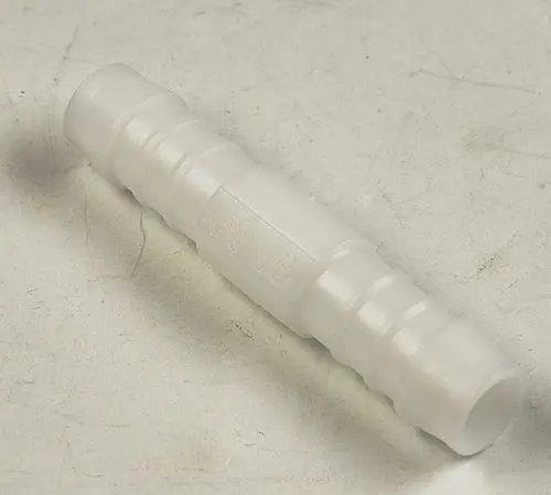 Schlauchverbinder aus transparentem Material, geeignet für Verbindung von Schläuchen. Produkt der Marke Remko, mittlere Länge und runde Form erkennbar.